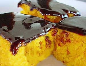 Bolo de cenoura com calda de chocolate