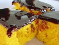 Bolo de cenoura com calda de chocolate